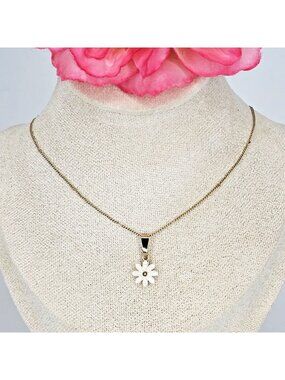 Luna Norte Gold-Tone Necklace Mother Of Pearl Daisy Flower Pendant Dainty Layer